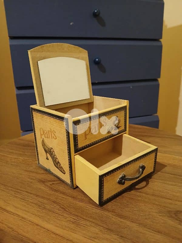 Vintage jewelry box with Mirror 0