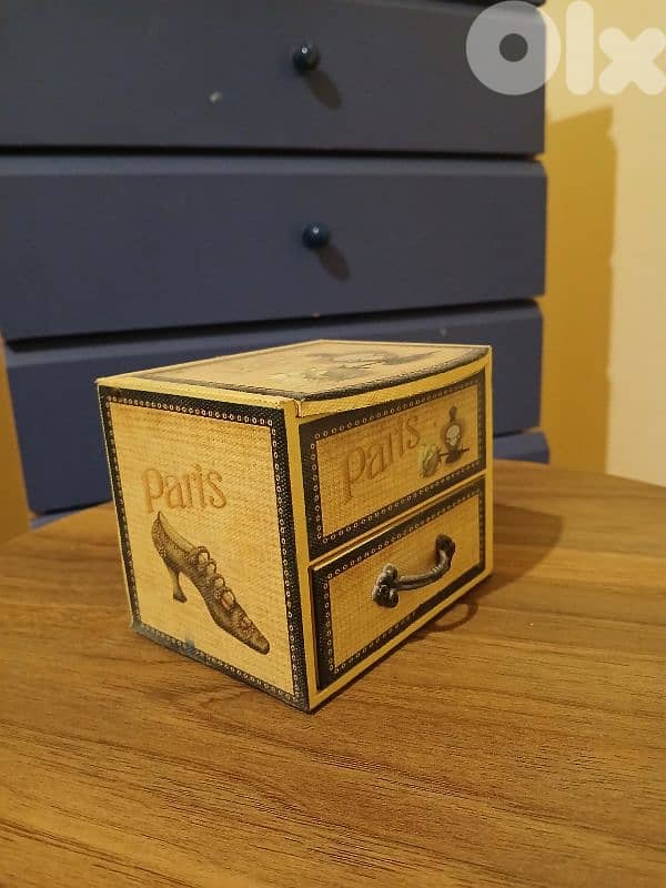 Vintage jewelry box with Mirror 1