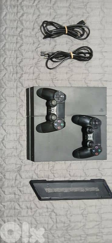 for 200$ السعر غير قابل للتوافضps4 500gb used بعدا جديدة مع مسكتين 1