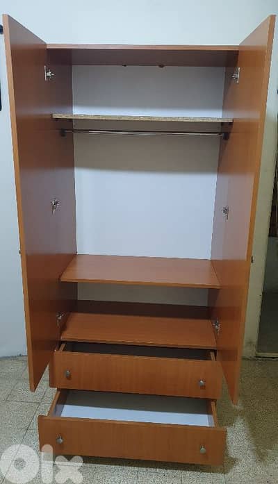 خزانة  ثياب طول ١٨٨ و عرض ٨٥ وغمق ٤٨ نضيف  مع درفتين بيروت ٩٠ دولار