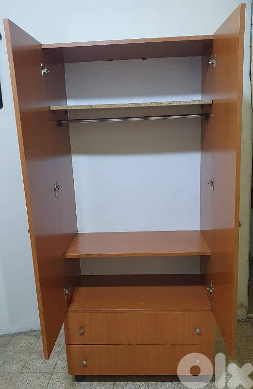 خزانة  ثياب طول ١٨٨ و عرض ٨٥ وغمق ٤٨ نضيف  مع درفتين بيروت ٩٠ دولار 2