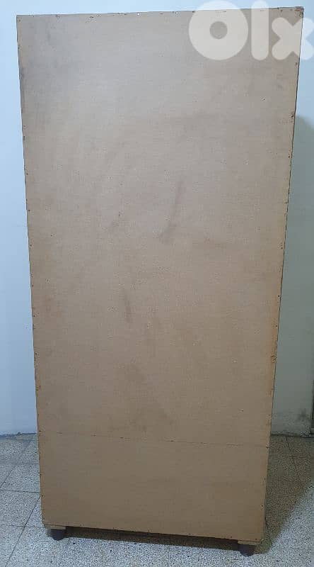 خزانة  ثياب طول ١٨٨ و عرض ٨٥ وغمق ٤٨ نضيف  مع درفتين بيروت ٩٠ دولار 3