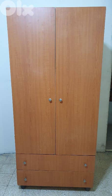 خزانة  ثياب طول ١٨٨ و عرض ٨٥ وغمق ٤٨ نضيف  مع درفتين بيروت ٩٠ دولار 6