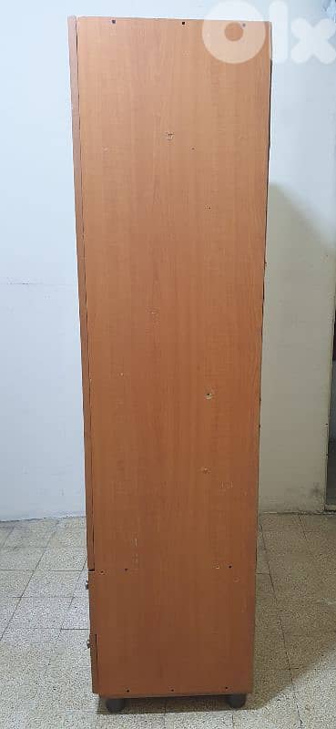 خزانة  ثياب طول ١٨٨ و عرض ٨٥ وغمق ٤٨ نضيف  مع درفتين بيروت ٩٠ دولار 7