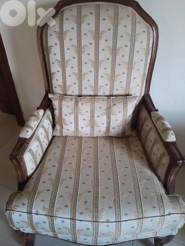 salon and dining room 8