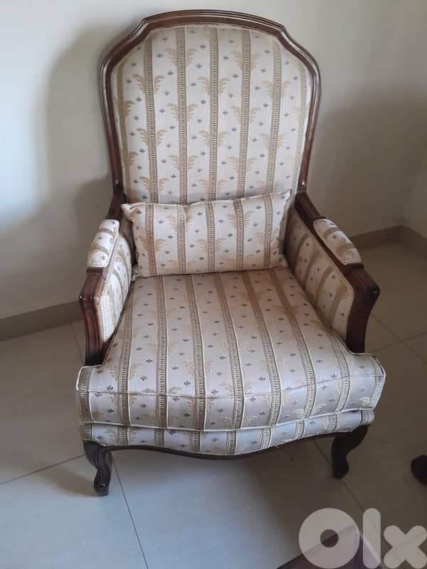 salon and dining room 9