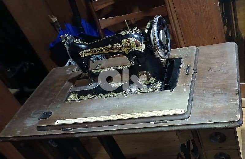 ماكينة خياطة تُحفة عمرها أكثر من ٦٠ سنة 0