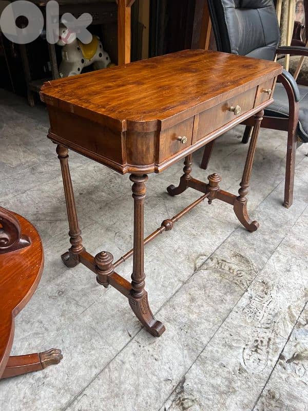 French table desk طاولة مكتب فرنسي خشب جوز ناعم ولا اروع سعر لقطة 1
