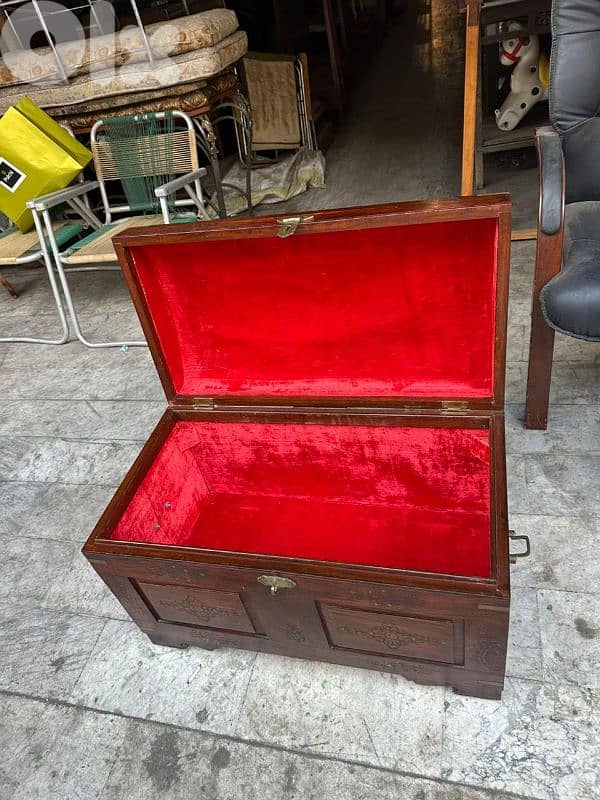 صندوق انتيك خشب جوز تنزيل نحاس مميز جداا ولا اروع سعر لقطة 4