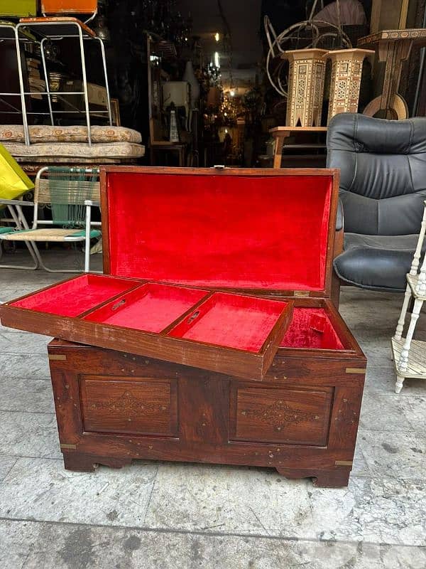 صندوق انتيك خشب جوز تنزيل نحاس مميز جداا ولا اروع سعر لقطة 6
