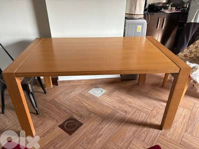 طاولة سفرة مع ٤ كراسي