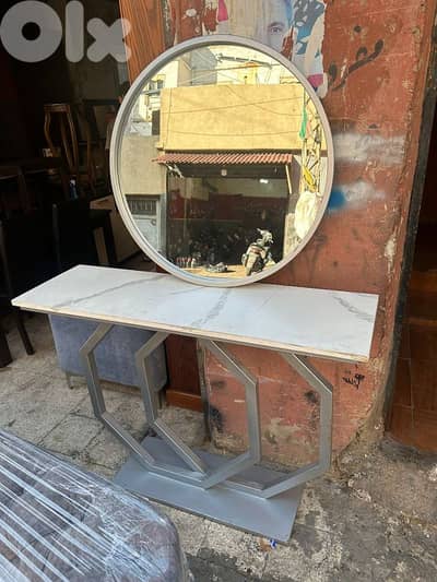 قنصول وج رخام مع مرايا كتير مرتب