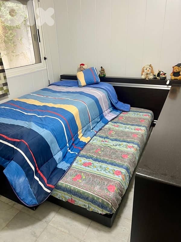 2 Beds with mattresses 0