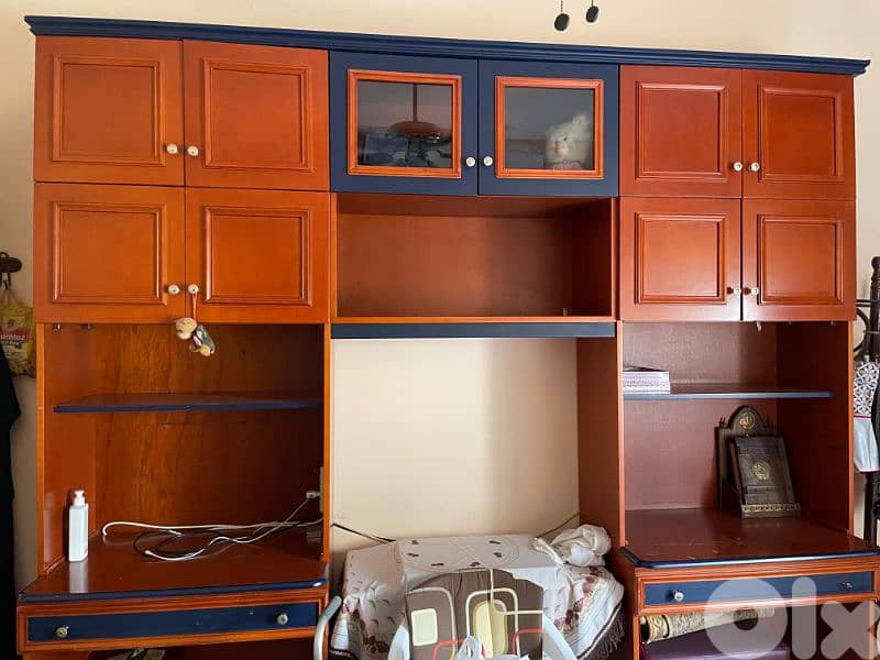 مكتبة خشب متين بحالة جيدة 0