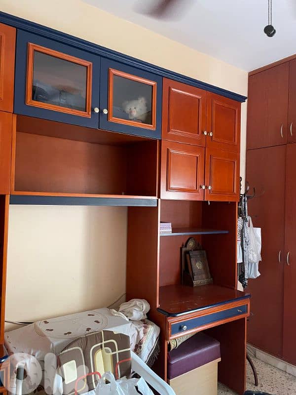 مكتبة خشب متين بحالة جيدة 1