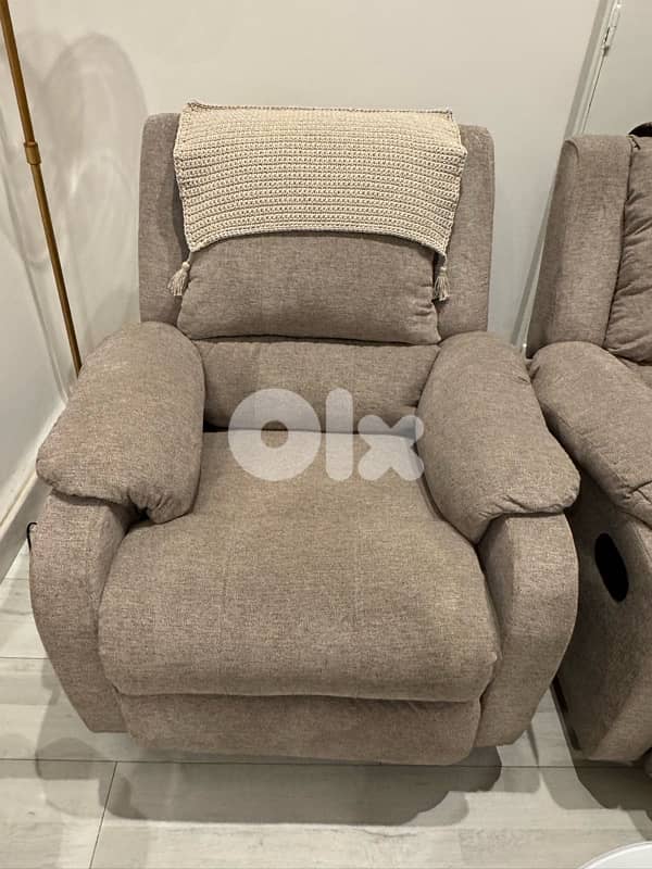 Two Lazy boy recliners 0