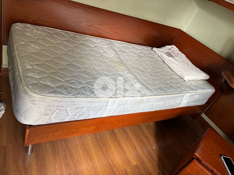 تخت مفرد مع فرشة 5