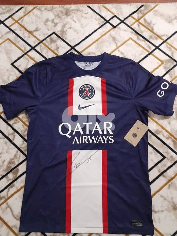 paris saint-German T-shirt signed by Messi 1