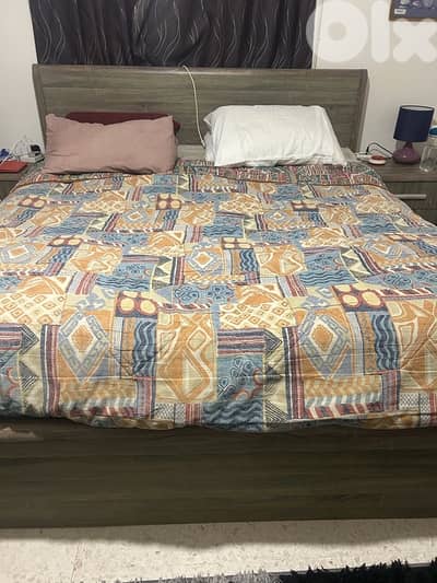 lit double avec deux tables de nuit ( matelas compris)