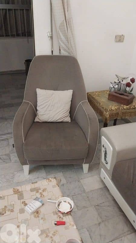 صالون جلد وقماش بحالة ممتازة 1