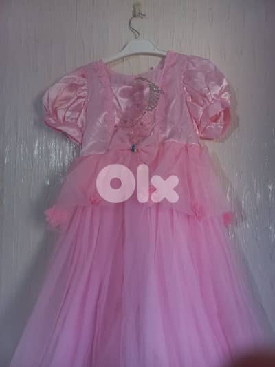 فستان عمر٧،٨ للبيع