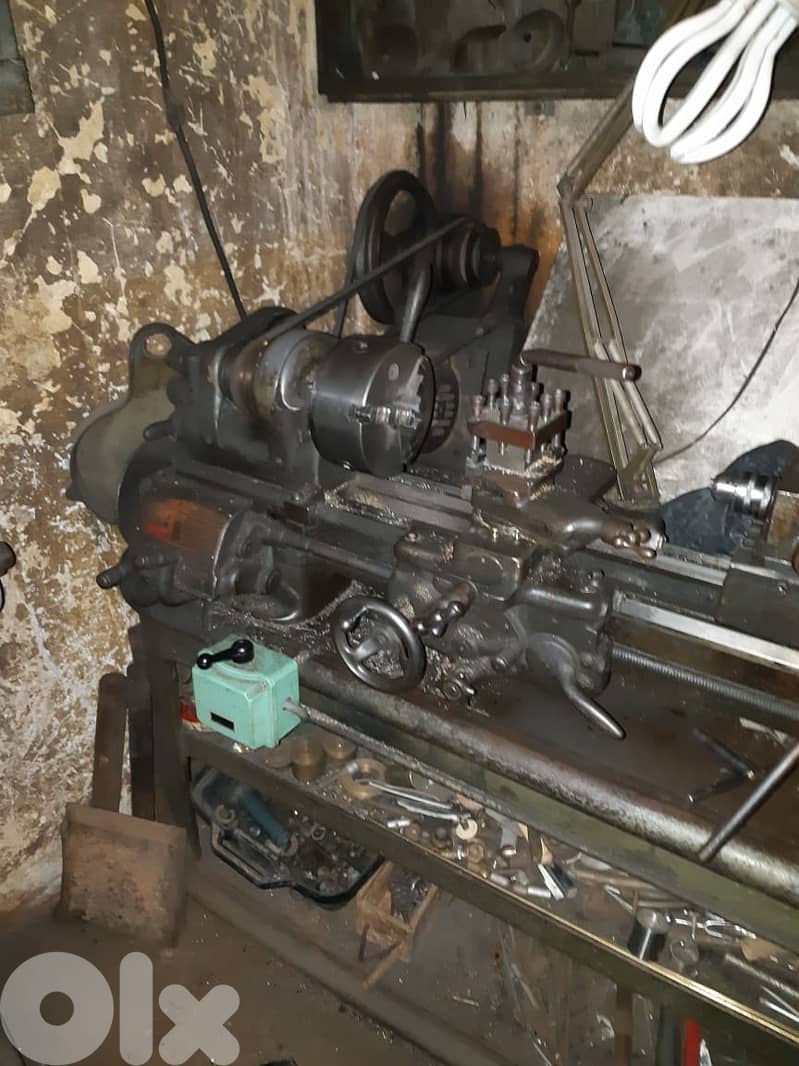 مخرطة حديد عدد ٢. الكبير الماني والصغير اميركي. 2