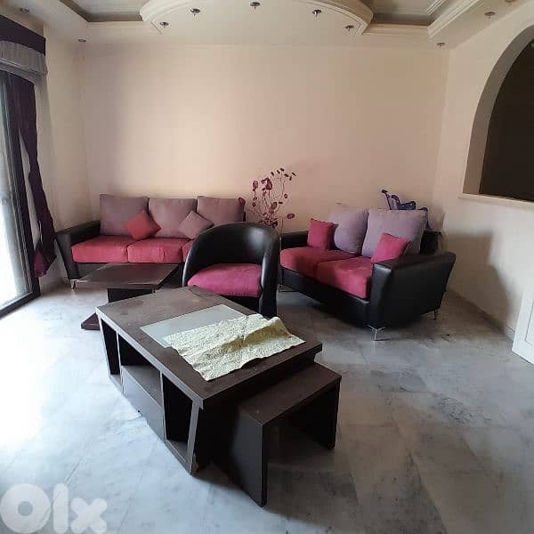 صالونان واحد جلد و واحد عادي مع طاولة 0