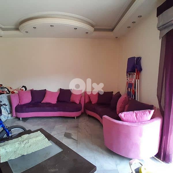 صالونان واحد جلد و واحد عادي مع طاولة 1