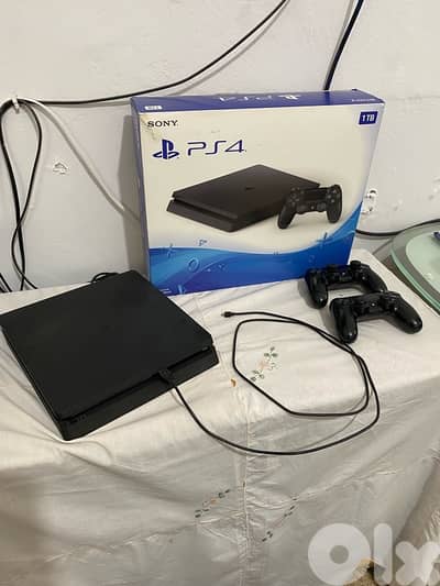 PS4 Slim 1tb 1 game 2 controllers