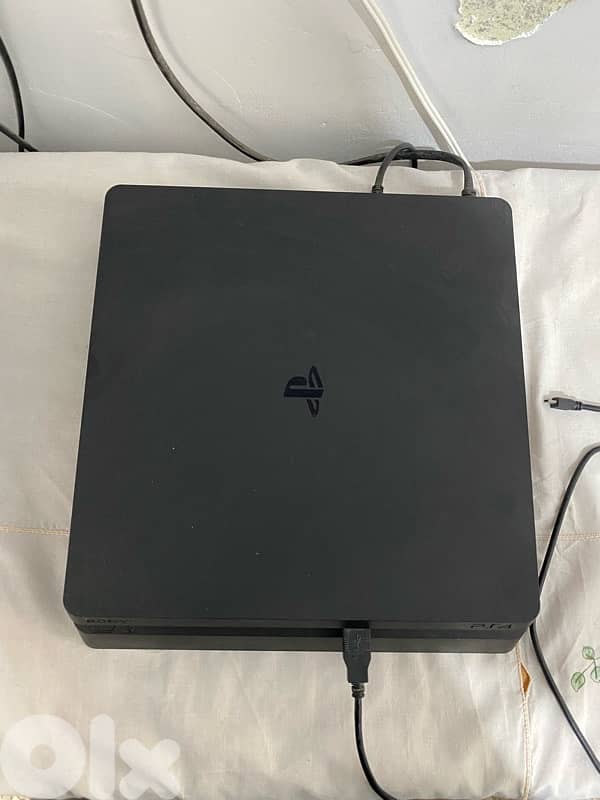 PS4 Slim 1tb 1 game 2 controllers 1