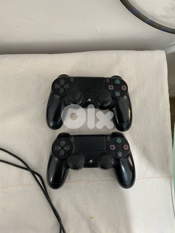 PS4 Slim 1tb 1 game 2 controllers 2