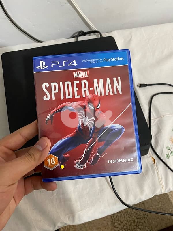 PS4 Slim 1tb 1 game 2 controllers 3