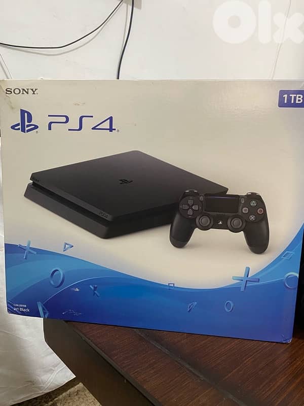 PS4 Slim 1tb 1 game 2 controllers 6