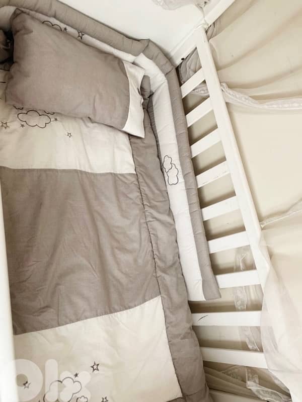 غرفة بيبي بحلة جيدة التخت جديد مع الفرشة غير مستعمل وخزانة وكومد 1