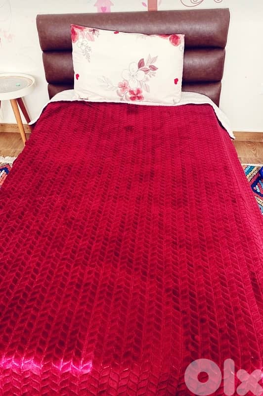 تخت وخزانة بحالة جيدة 1