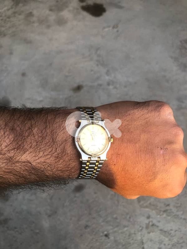 اي ساعه ٩$ 12