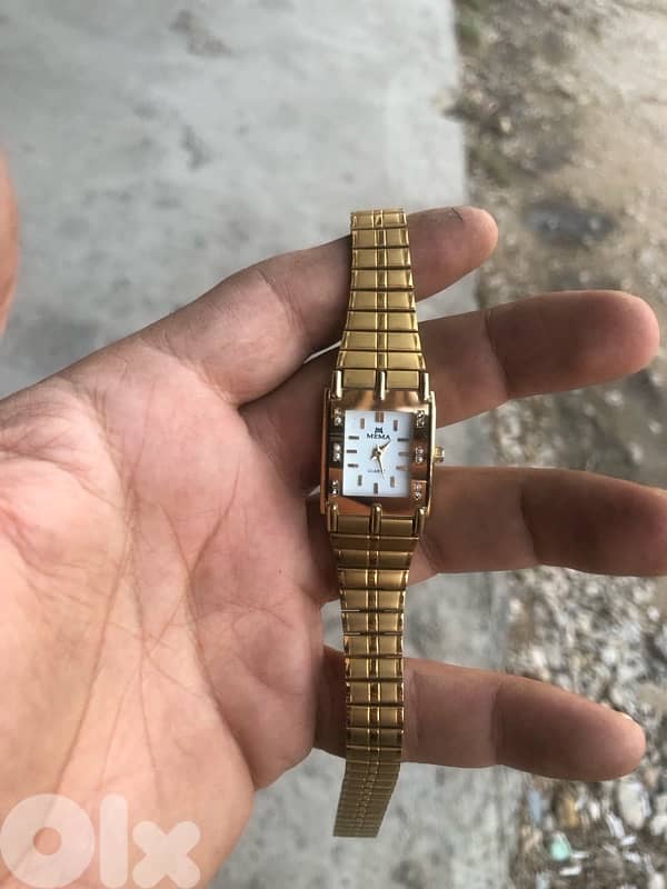 اي ساعه ٩$ 13