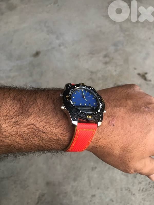 اي ساعه ٩$ 15