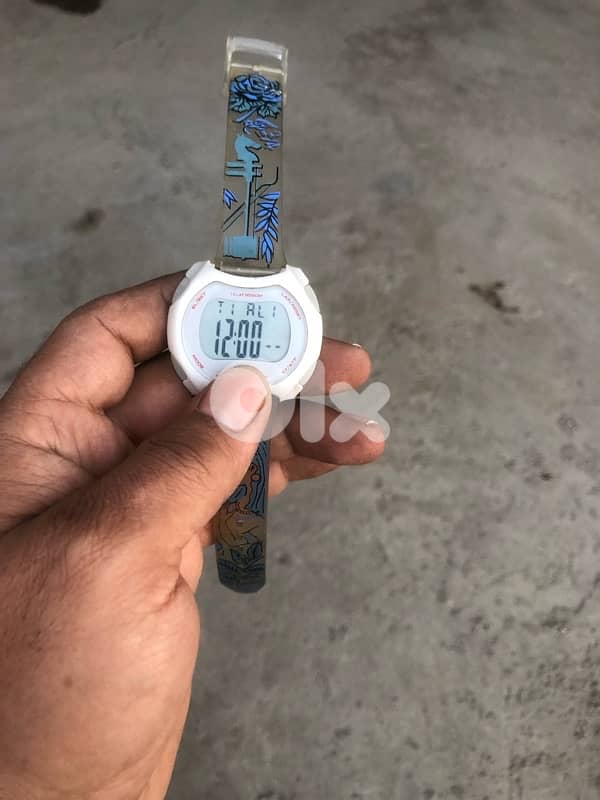 اي ساعه ٩$ 18