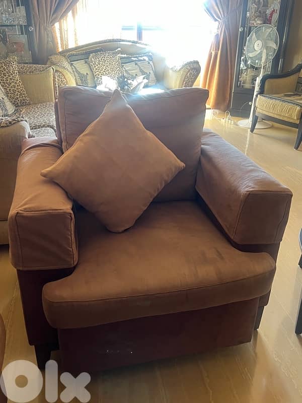 Living Room Furniture Set – Like New Condition 4