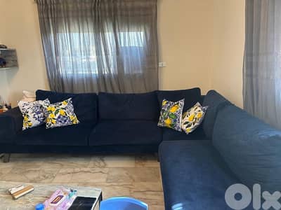 غرفة قعدة مع البرادي وطاولة نص