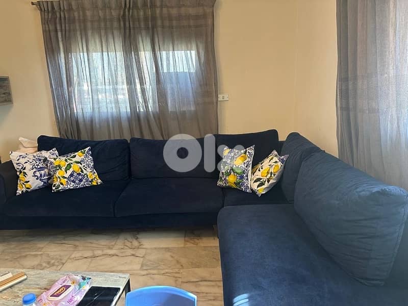 غرفة قعدة مع البرادي وطاولة نص 1