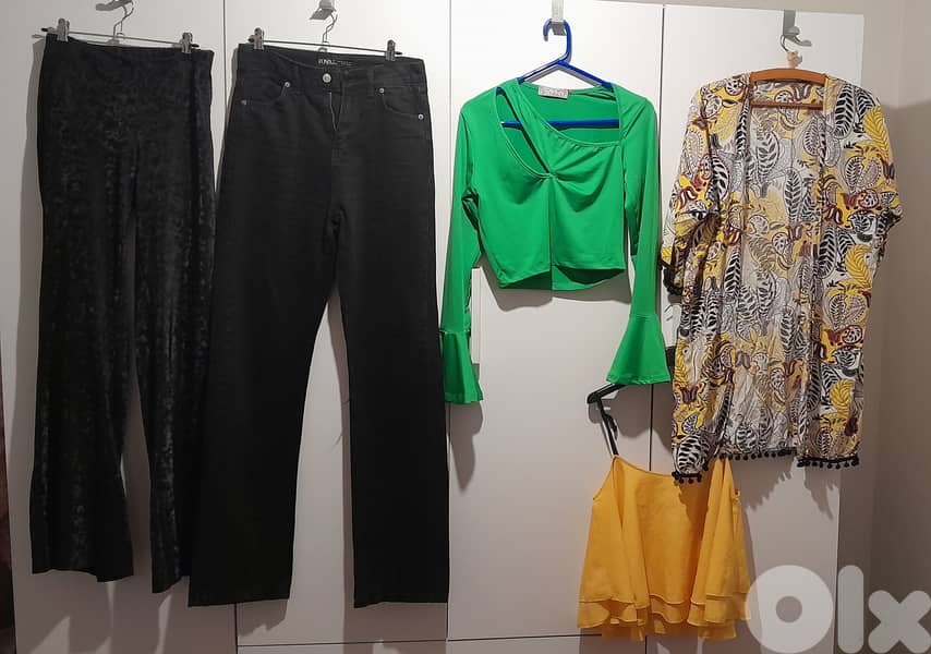 117 Pieces: Lot of Women Clothing, Shoes, and Accessories for Sale 4