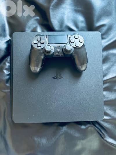 PS4 slim used with controller