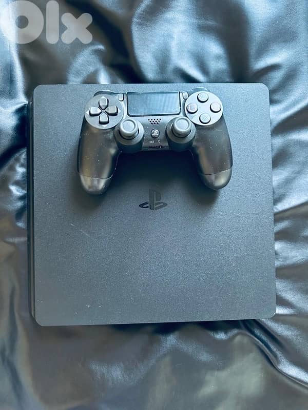 PS4 slim used with controller 0