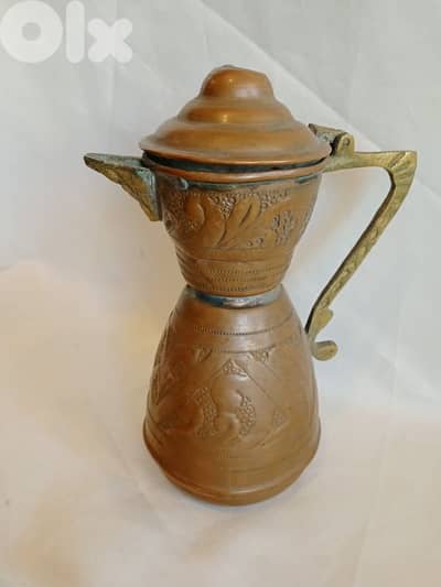 إبريق قديم نحاس أحمر وأصفر