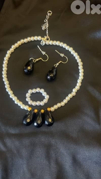 pearl choker, earrings and tin