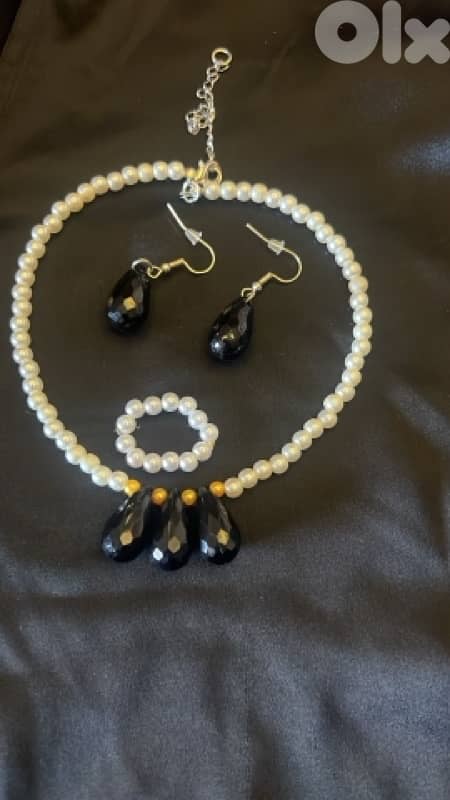 pearl choker, earrings and ring 0