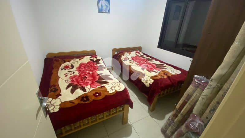 2 beds (1.5 each) with mattresses and a cloffice (closet/office) 2