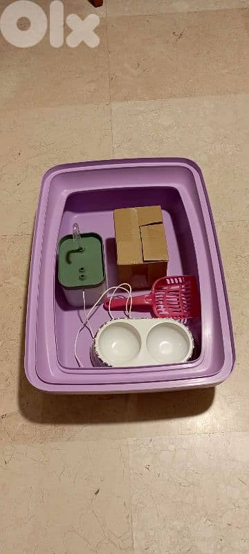 اغراض للقطط . litter box مع رفش تنظيف. علبه للاكل . نافوره المياه جديده 0